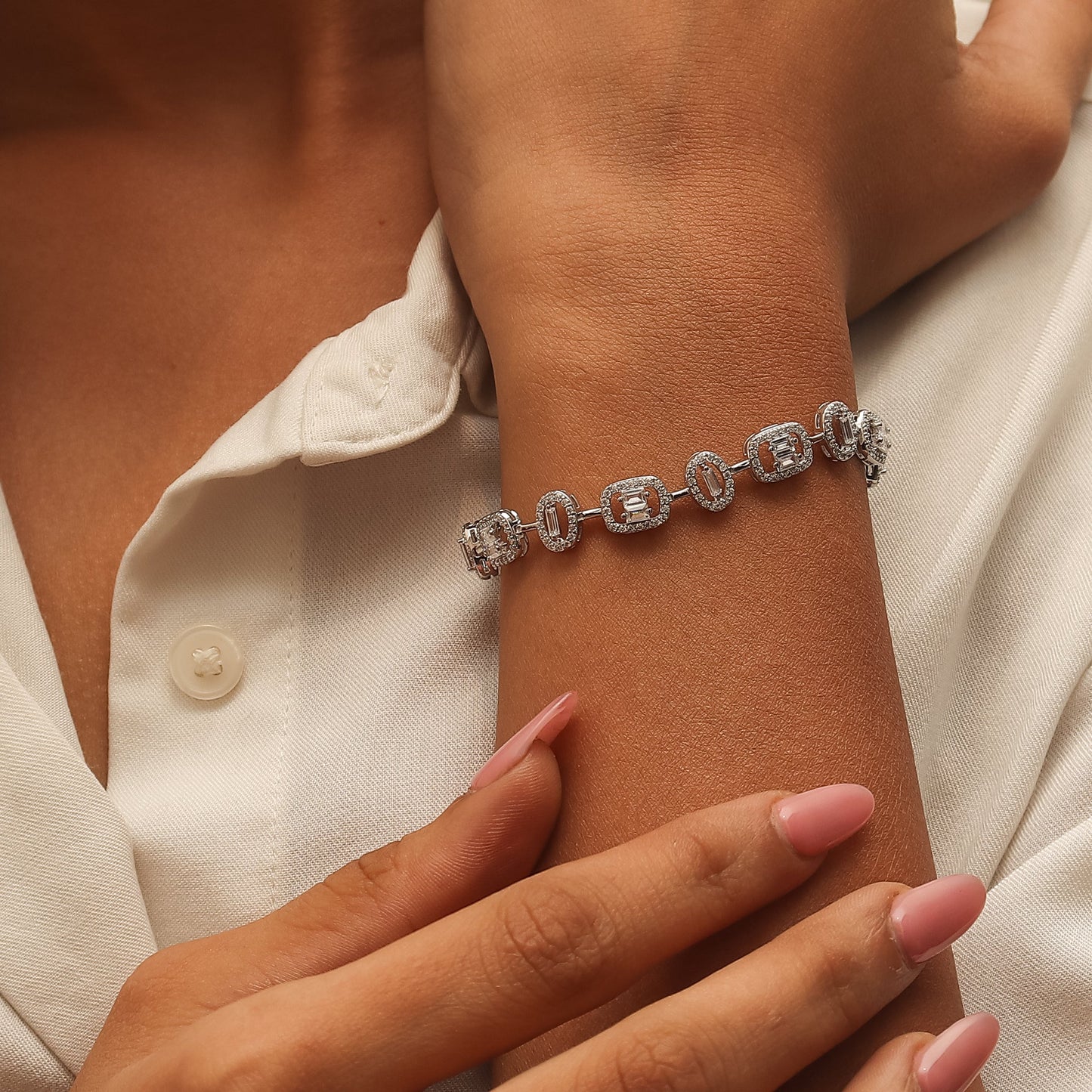A Lustrous-Diamond-Silver-Bracelet