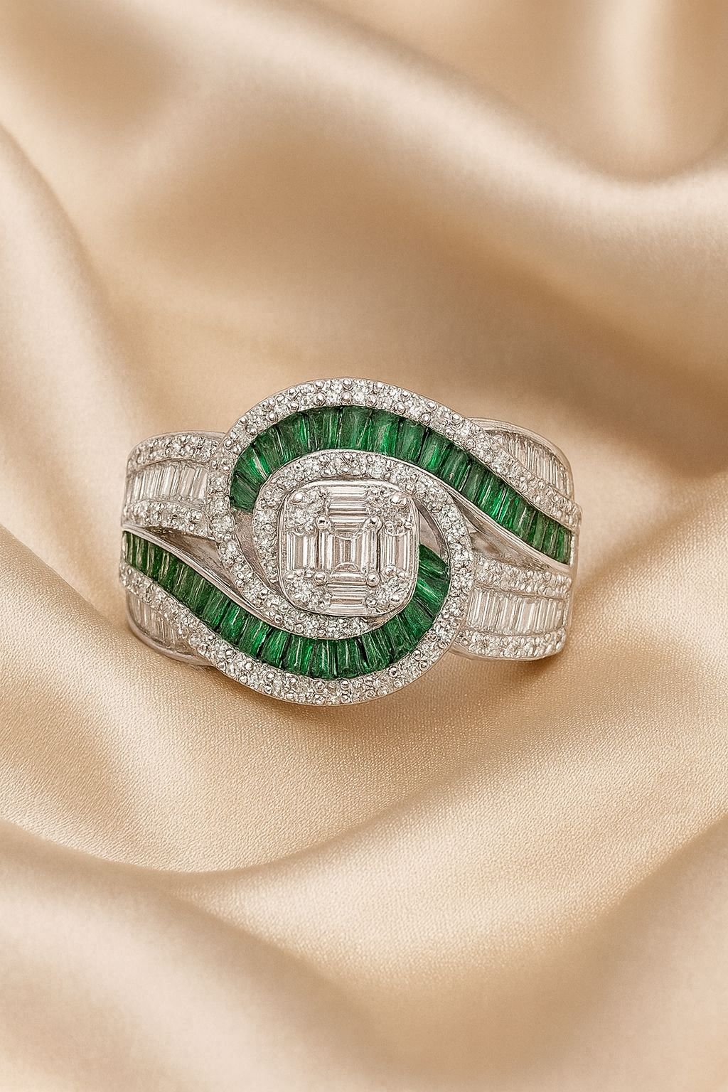 Regal Glow Emerald Silver Ring
