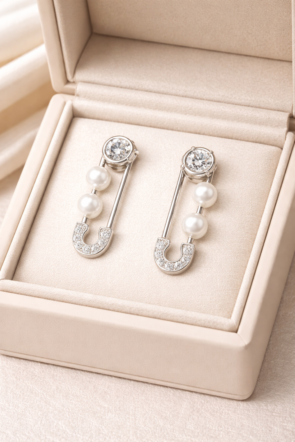 Chic Pearl And Diamond Silver Earrings