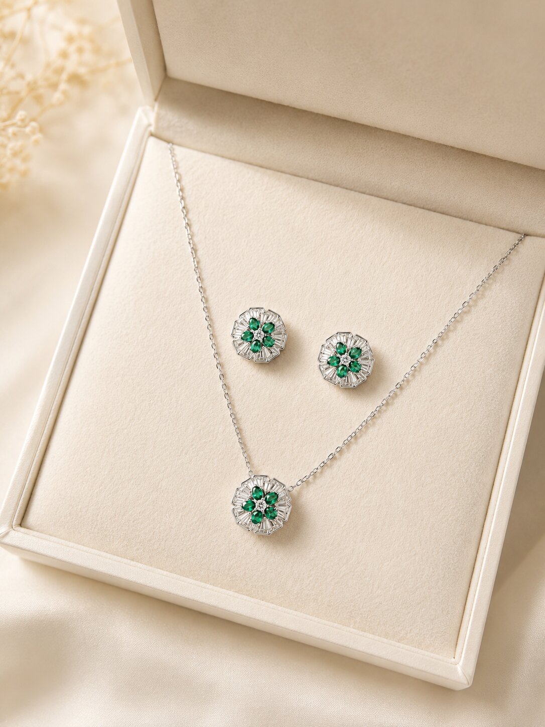 Emerald Gleam Pendant Set