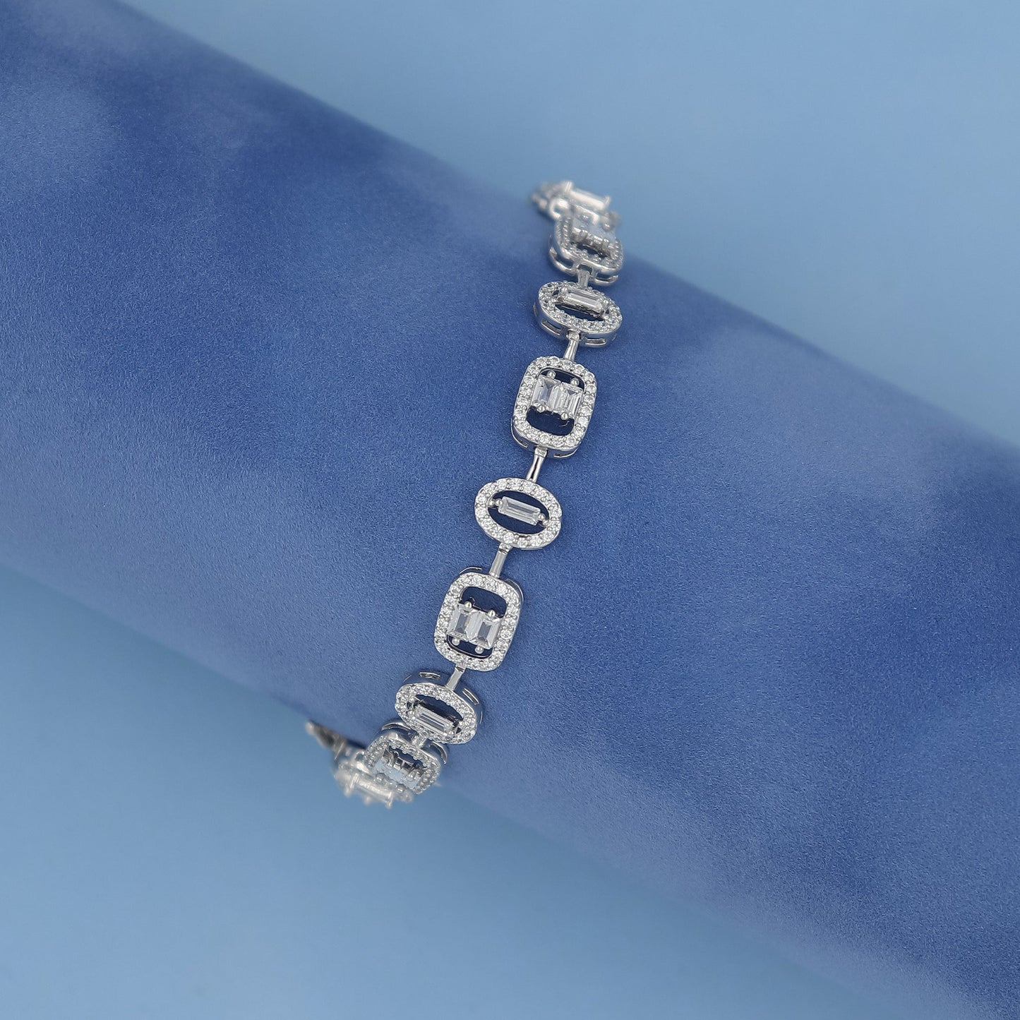 A Lustrous-Diamond-Silver-Bracelet