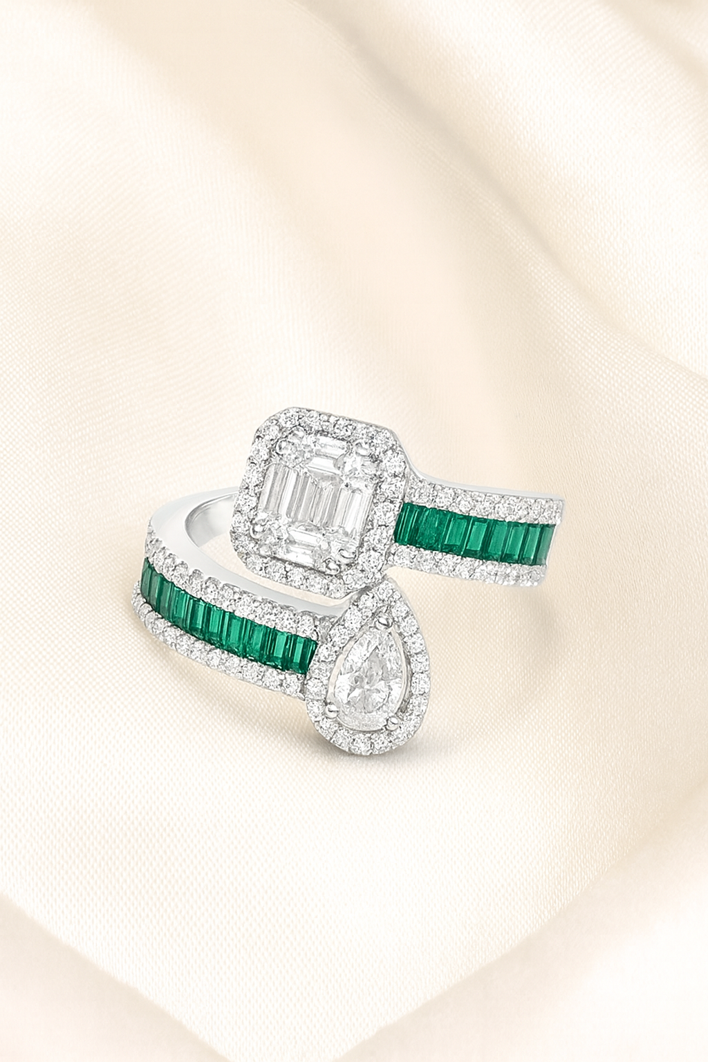 Elegant Toi-Moi Emerald And Diamond Silver Ring