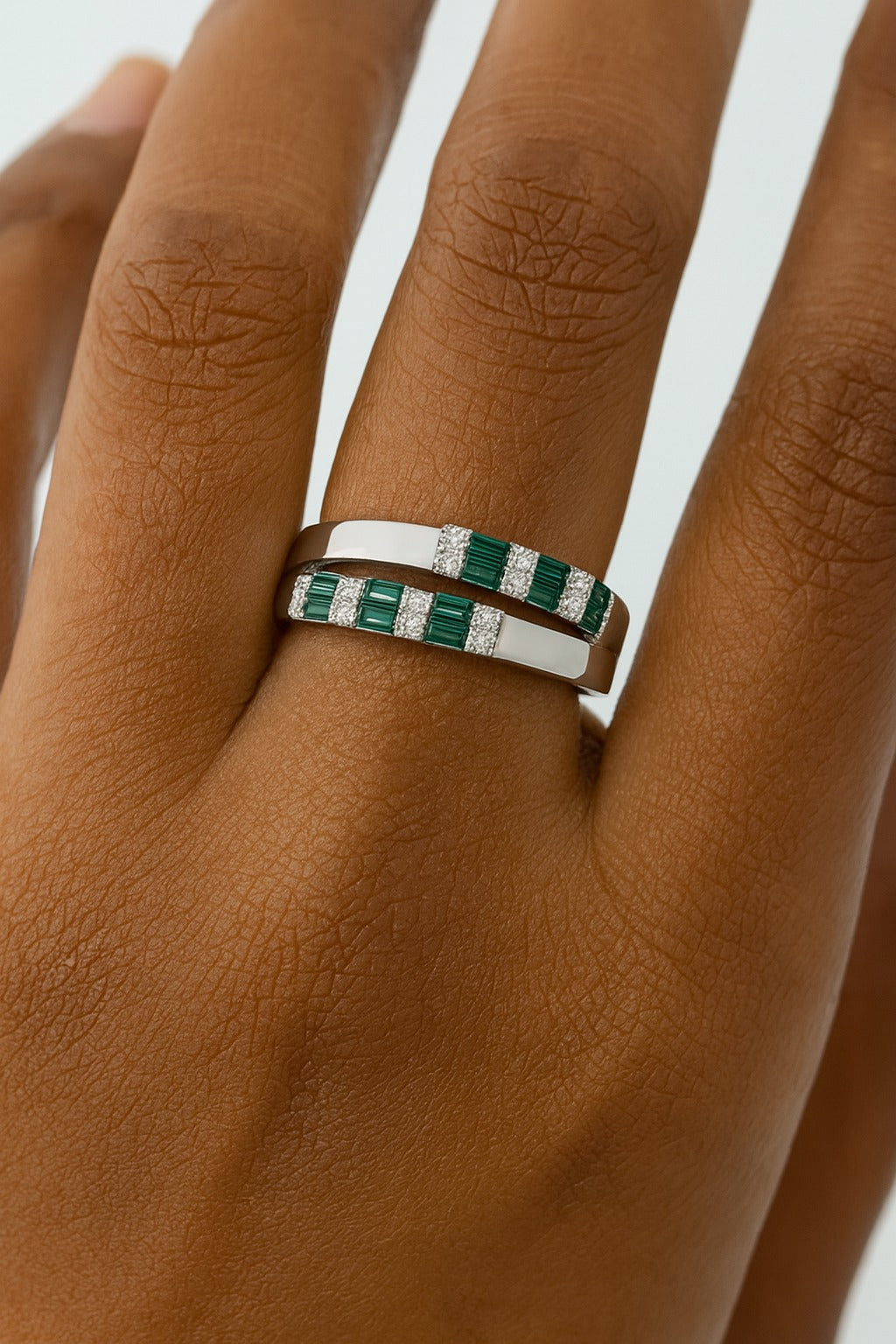 Shine Knot Emerald And Diamond Silver Ring